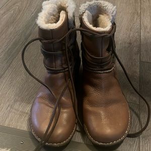 Ugg Caspia Chestnut Brown size 9